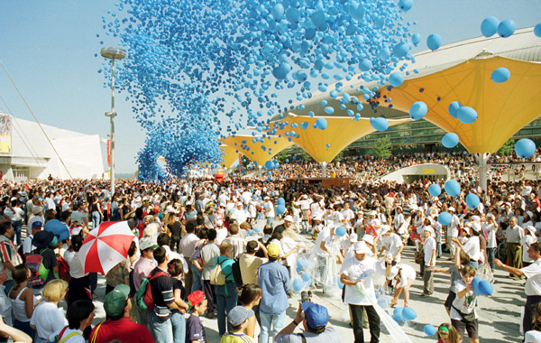 Público a assistir largada de balões, no dia do encerramento da Expo'98. Nacho Doce/Expo'98